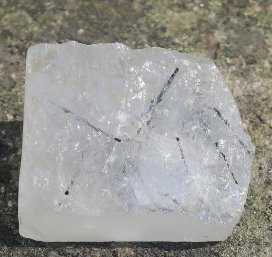 Rutiilikvartsi raakapala mustia turmaliinineulasia kvartsissa 53g 