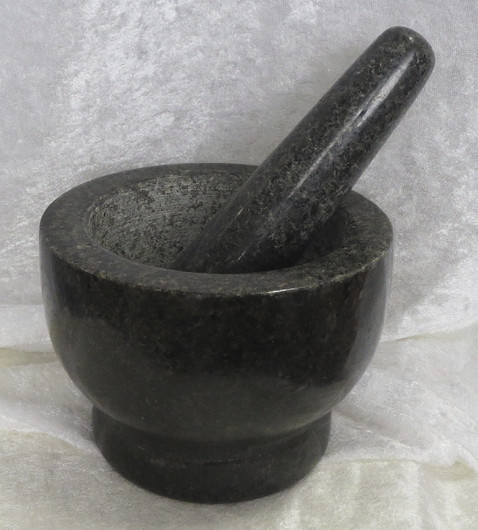 Graniitti mortteli, korkeus 10cm, halkaisija 13,5cm