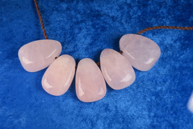 Riipus Ruusukvartsi, porattu reikä nauhaa varten