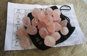 Riimukivet ruusukvartsi, säilytyspussi, ohjeet engl.