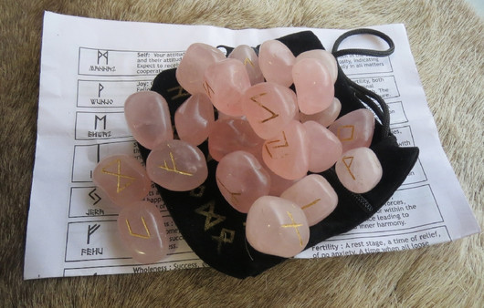 Riimukivet ruusukvartsi, säilytyspussi, ohjeet engl.