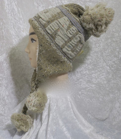 Talvihattu beige tupsullinen ja korvallinen pipo- Finland-tekstillä