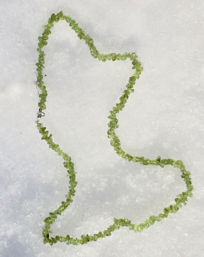 Helmet peridootti vihreä 48cm sipsi hopealukko