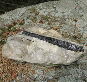 Musta turmaliini pegmatiitissa  1696g  Suomi Hi136R