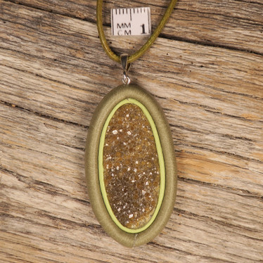 Riipus andradiittiriipus kidepintainen nahkasomistein 45x23mm