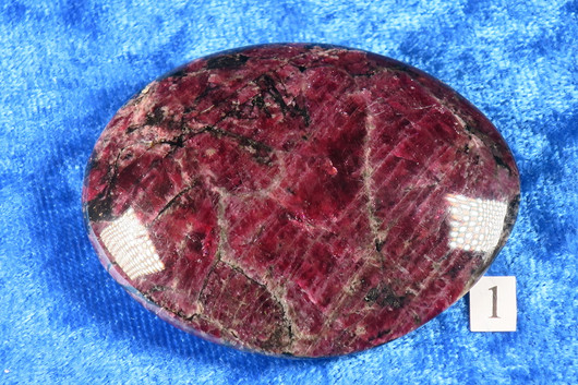 Eudialyytti taskukivi 49g 57x45x14mm EU3