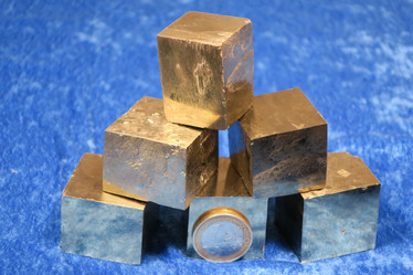 Pyriitti kide iso kuutio 108g 34x26x26mm nroA