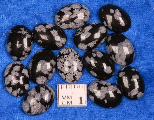 Kapussi lumihiutaleobsidiaani 9x13mm ovaali cabochon