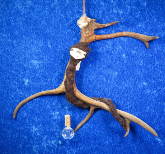 Unisieppari poronsarvi ja maan matonen ja kristallipallo