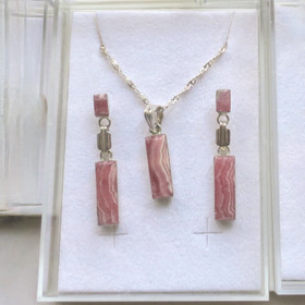 Hopeakorusetti rodokrosiitti tappikorvakorut ja riipus hopeaketjussa.