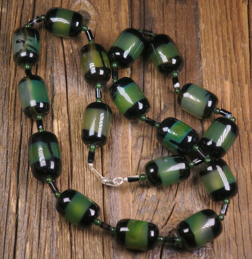 Helmet  onyksi musta vihreä akaatti tynnyrimalli 53cm