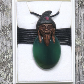 Riipus akaatti piksihahmo vihreä ovaali, rubiini hatussa PIX68