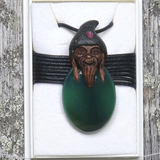 Riipus akaatti piksihahmo vihreä ovaali, rubiini hatussa PIX68