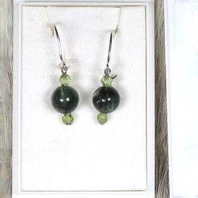 Korvakorut klinokloori ja viistehiotut peridootit. Klipe1