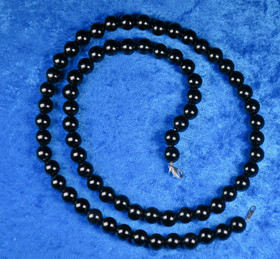 Helmet mustat onyksihelmet 59cm, hopealukko. nro8