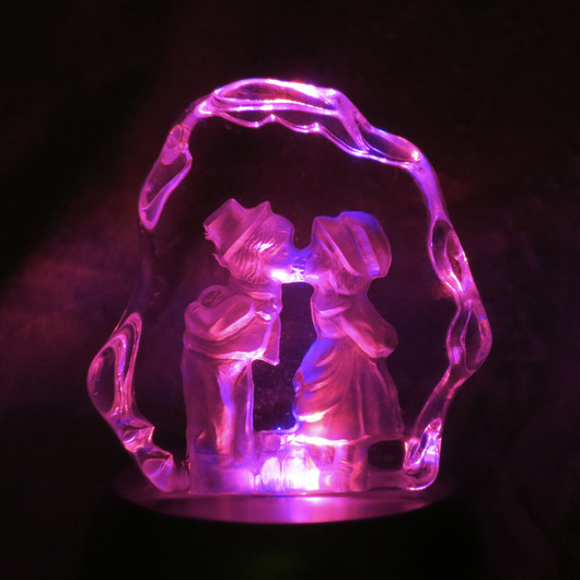 Lasikoriste hääpari-kihlapari suukottelee, väritön