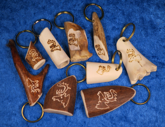 Avaimenperä poronsarvi tai poronluu, kaiverrettu kuvio