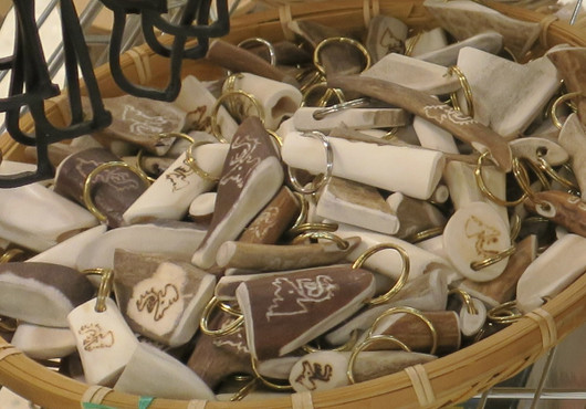 Avaimenperä poronsarvi tai poronluu, kaiverrettu kuvio