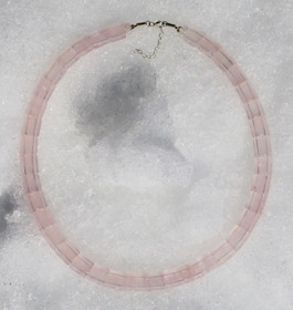 Helmet ruusukvartsi, litteät viistehiotut palat. Juhlallinen!