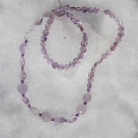 Helmet vaalea ametisti, monen muotoiset ametistihelmet 60cm LILA4