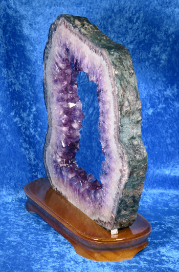 Ametistigeodin siivu puujalustalla 6,14kg upea ametisti-ikkuna