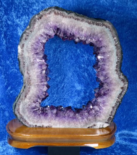 Ametistigeodin siivu puujalustalla 6,14kg upea ametisti-ikkuna
