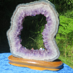 Ametistigeodin siivu puujalustalla 6,14kg upea ametisti-ikkuna