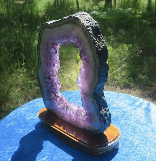 Ametistigeodin siivu puujalustalla 6,14kg upea ametisti-ikkuna