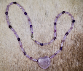 Helmet ametistisydän, tummia ja vaaleita siroja ametisteja 60cm SUSSU