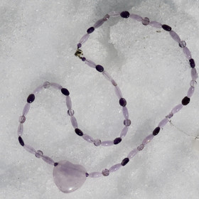 Helmet ametistisydän, tummia ja vaaleita siroja ametisteja 60cm SUSSU