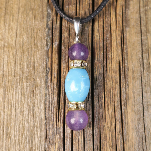 Riipus ametisti ja turkoosivärjätty magnesiitti zirkonikoristein MAISA