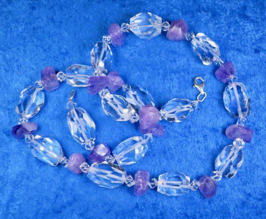 Helmet vuorikide ja ametisti 55cm. Queen1. Juhlavat