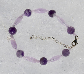 Rannekoru ametisti tummia ja vaaleita helmiä vuorotellen. SUSSU 