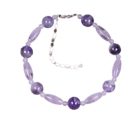 Rannekoru ametisti tummia ja vaaleita helmiä vuorotellen. SUSSU 