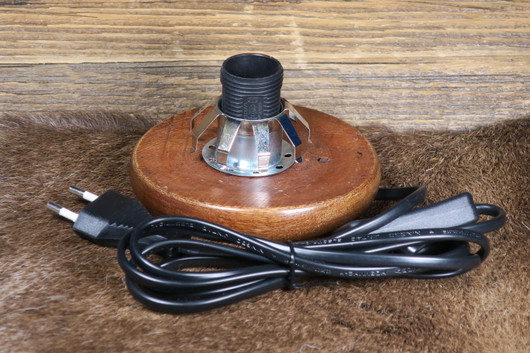 Lampun jalusta ruskea puualusta, halk. 11cm, musta johto katkaisijalla