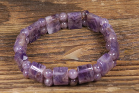 Rannekoru ametistipalat ja 6mm pallot 18-19cm. Leveys 15mm
