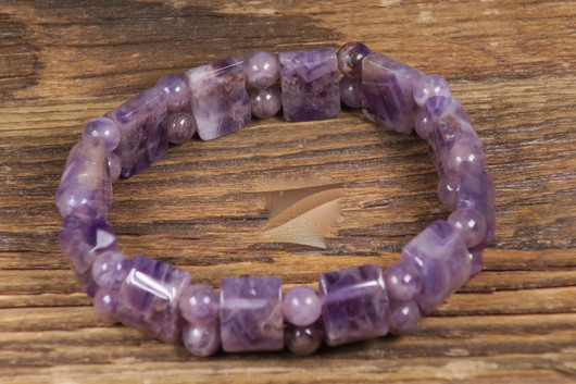 Rannekoru ametistipalat ja 6mm pallot 18-19cm. Leveys 15mm