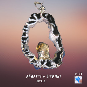 Riipus akaattisiivu, jonka keskellä sitriinikide nro SITRg