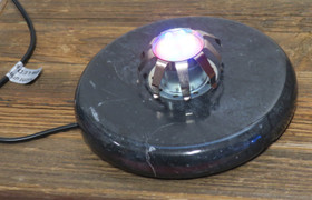 Led-valo, väriä vaihtava kivilampun marmorialusta ja sähköjohto