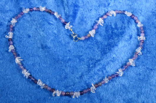 Helmet vuorikide sipsit ja 4mm ametistihelmet 42cm SIROT