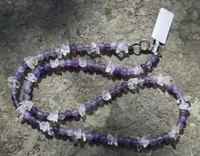 Helmet vuorikide sipsit ja 4mm ametistihelmet 42cm SIROT