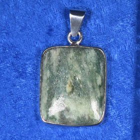 Hopeariipus fuksiitti kookas, kulmikas