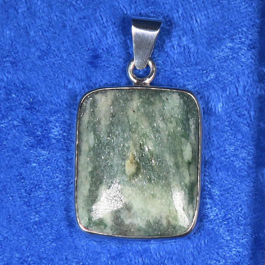 Hopeariipus fuksiitti kookas, kulmikas