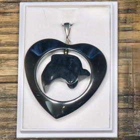 Riipus dumortieriittidelfiini hematiittisydämessä