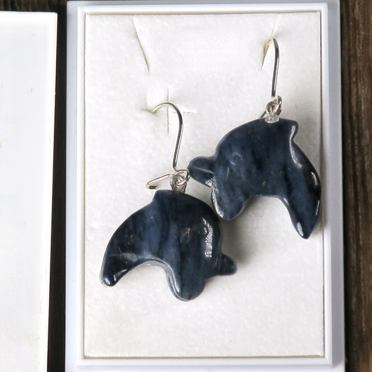 Korvakorut dumortieriitti delfiini