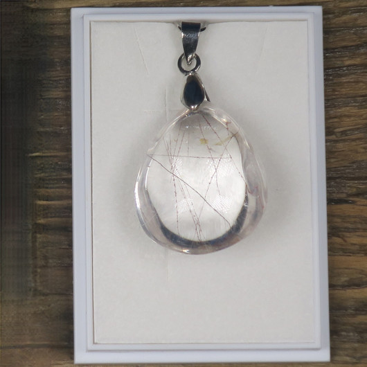 Riipus rutiilikvartsi kirkas pisara, vähän rutiilineulasia 28C