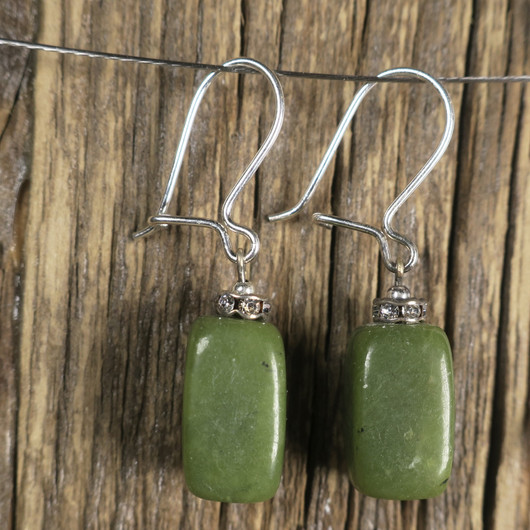 Korvakorut nefriitti kulmikkaat zirkonikoristein 7