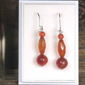 Korvakorut karneoli 8mm ja 4mm välissä viistehiottu pitkä KATRI