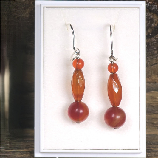 Korvakorut karneoli 8mm ja 4mm välissä viistehiottu pitkä KATRI