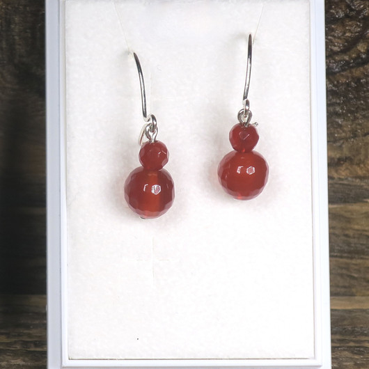 Korvakorut karneoli, viistehiotut